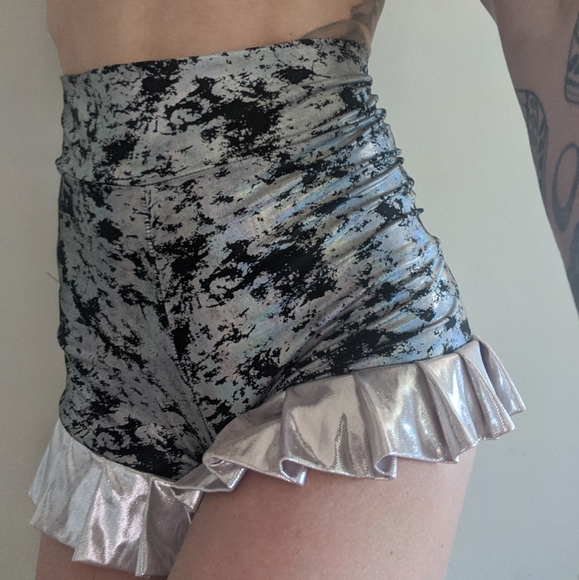 High Waisted Ruffled Shorts - Picture 3 of 3